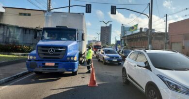 Prefeitura de Manaus autua veículos pesados e reforça importância do cumprimento das regras de trânsito